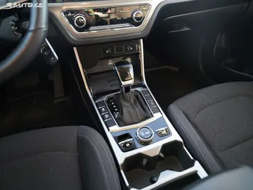 Car image 25