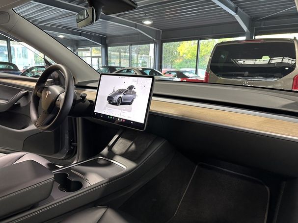 Tesla Model Y Long Range AWD 378 kW image number 16