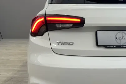 Car image 40