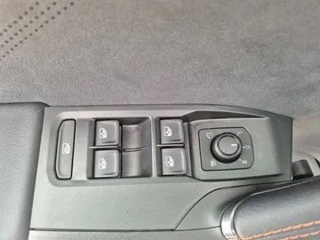 Car image 40