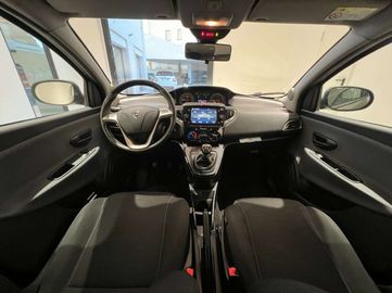 Car image 14