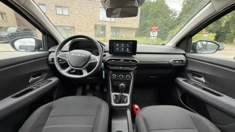 Car image 4