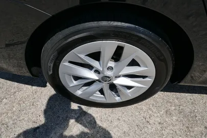 Car image 21