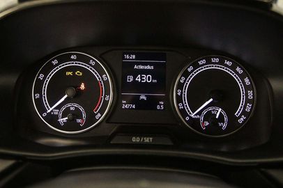 Car image 11