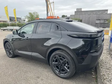 Car image 4