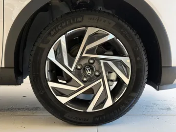 Car image 25