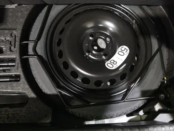 Car image 26