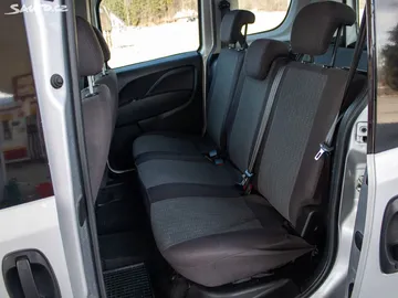 Car image 30