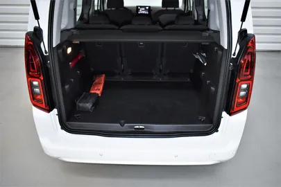 Car image 32