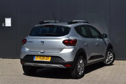 Car image 4