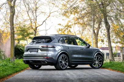 Car image 26