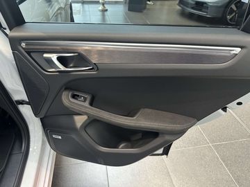 Car image 37