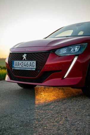 Peugeot e-208 100 kW image number 3