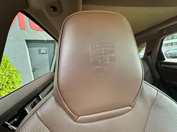 Car image 34