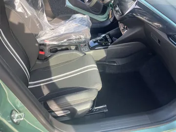 Car image 17