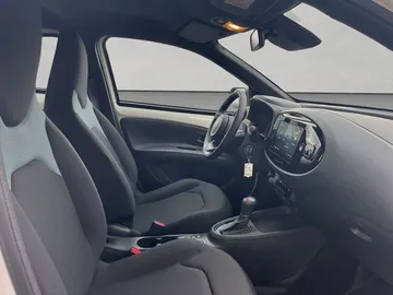 Car image 16
