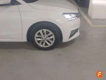 Car image 32