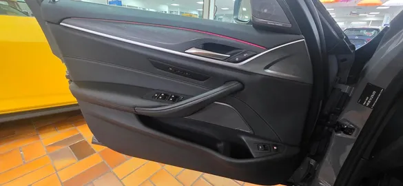Car image 13