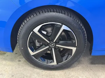 Car image 26
