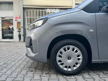 Car image 25