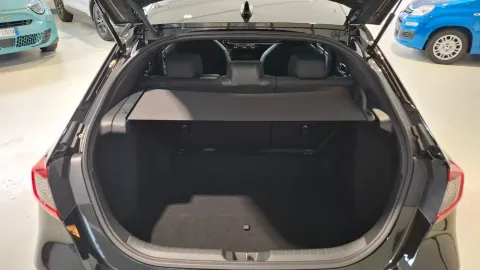 Car image 19