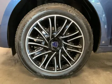 Car image 21
