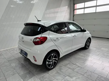 Car image 25