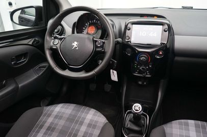 Car image 10