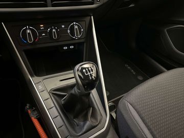 Car image 32