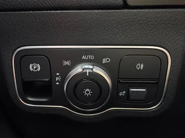 Car image 32
