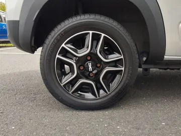 Car image 18