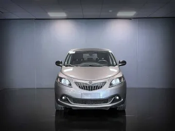 Car image 3