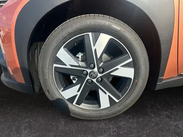 Car image 18