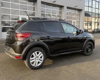 Car image 3