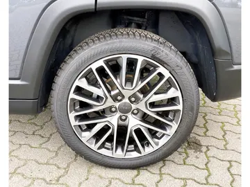 Car image 26