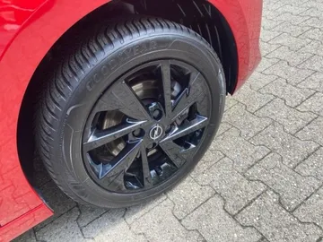 Car image 15