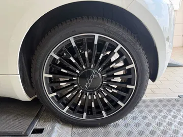 Car image 25