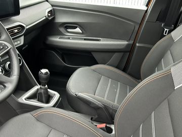 Car image 12