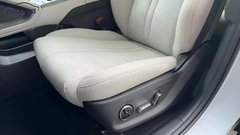 Car image 29