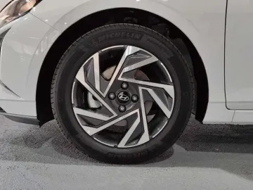 Car image 28