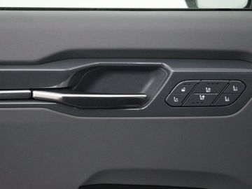 Car image 32