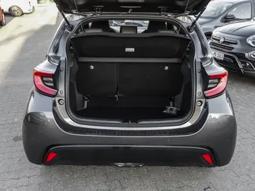 Car image 17
