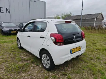 Car image 4