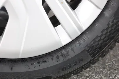 Car image 25