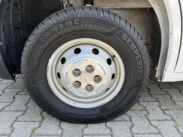 Car image 28
