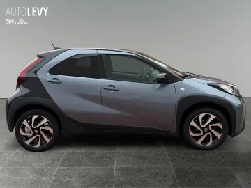 Car image 4