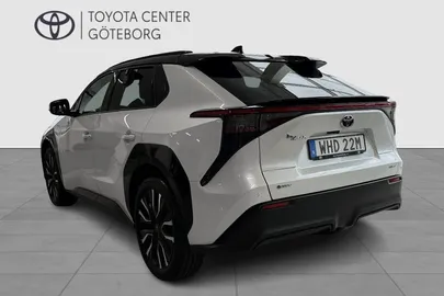 Car image 4