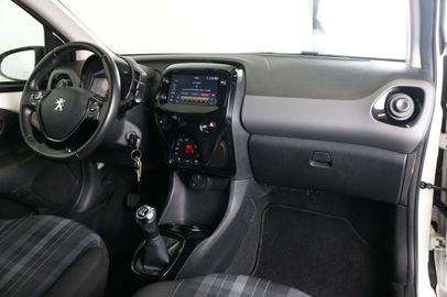 Car image 14