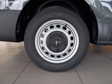Car image 30