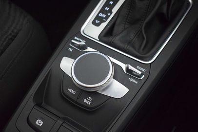 Car image 28